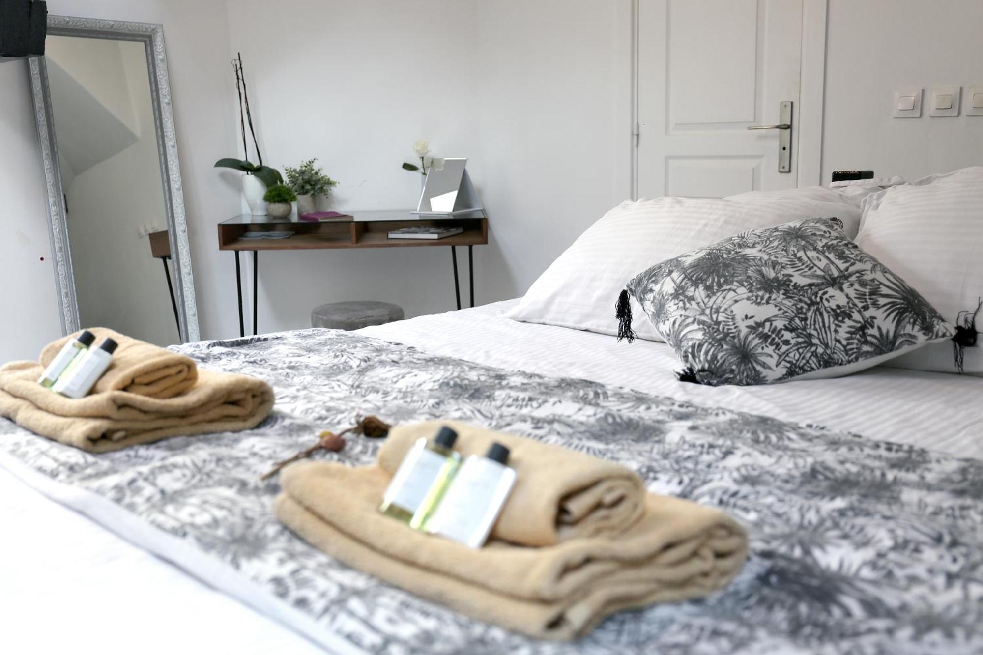 House - Maison Entière Et Son Jardin - Rare à Parigi