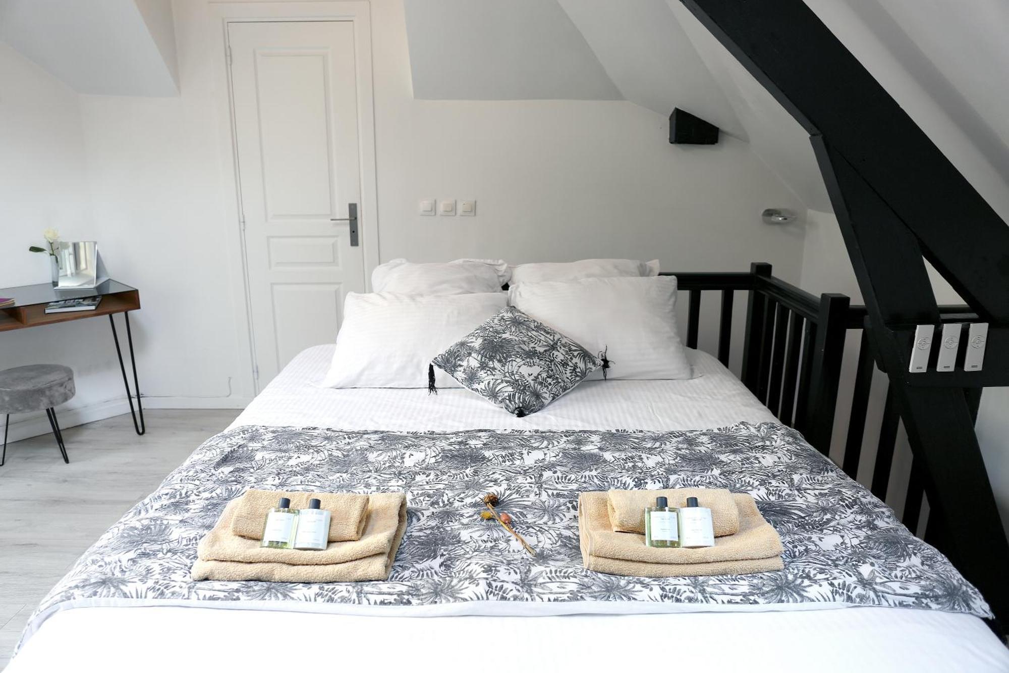 House - Maison Entière Et Son Jardin - Rare à